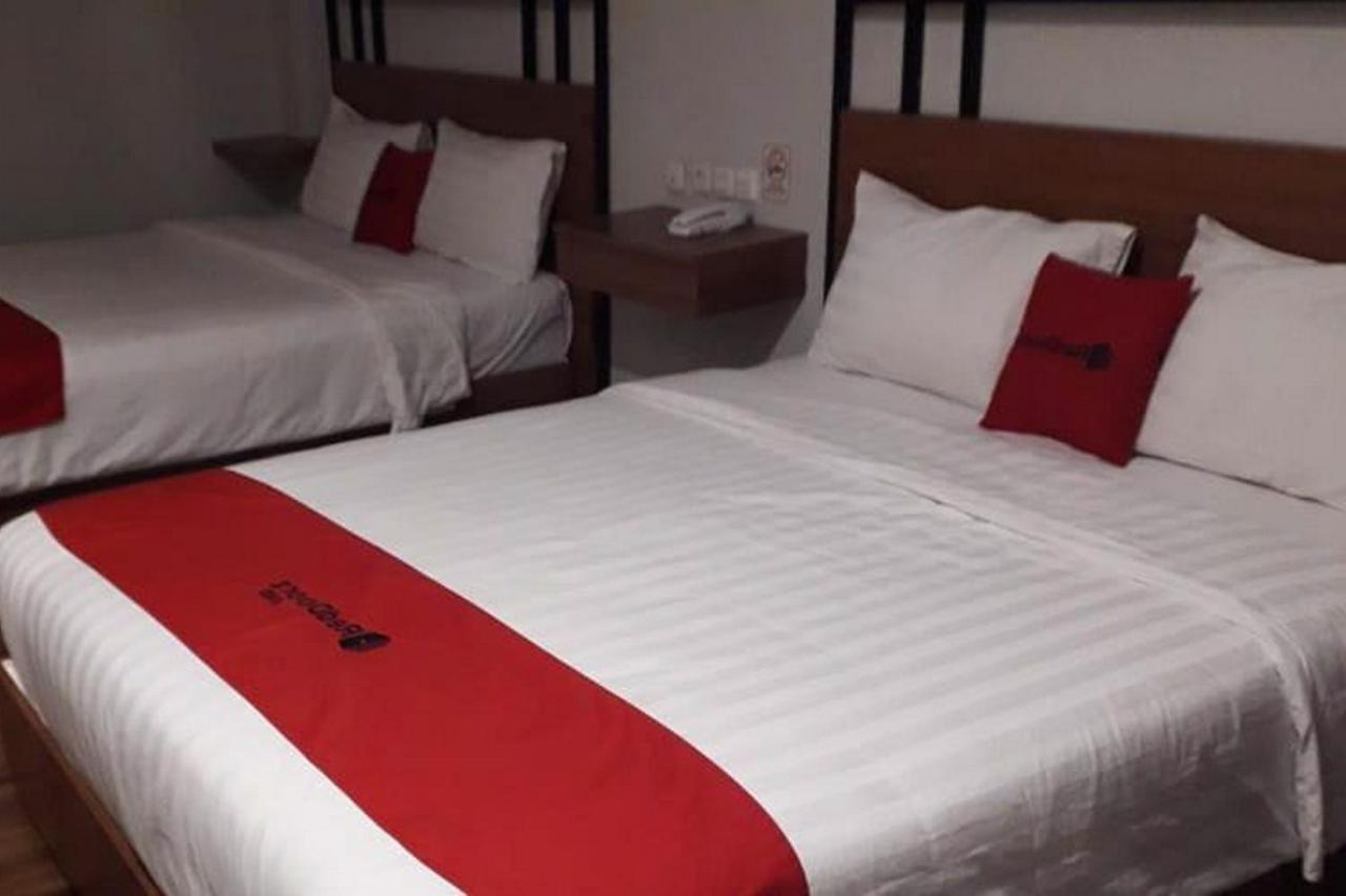 Reddoorz Plus @ Doorman Guest House Bandung Esterno foto